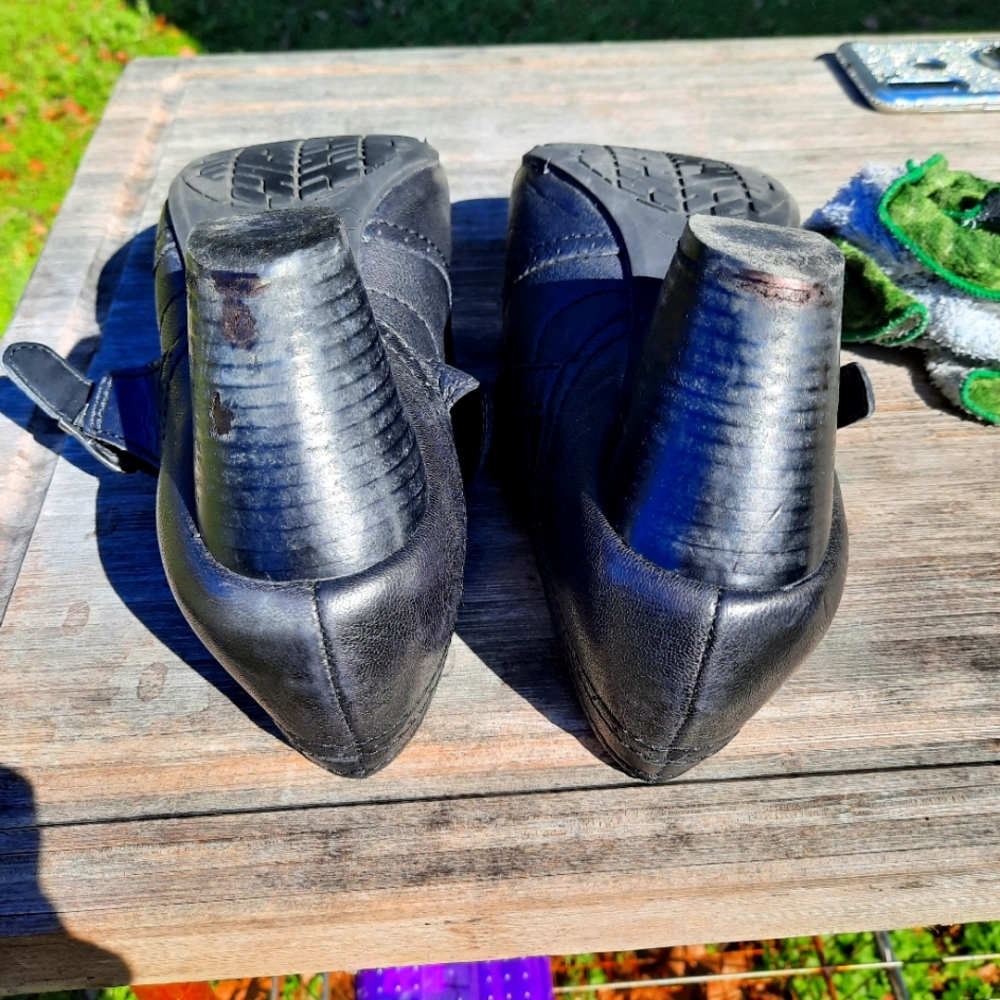 Woman's black bare trap brand size 10 medium.